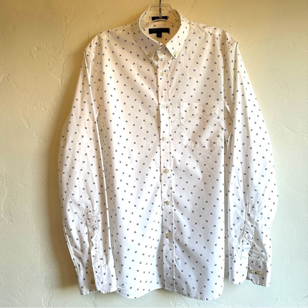 Banana Republic Men’s button down slim fit. Black Leaf print on White. Size M